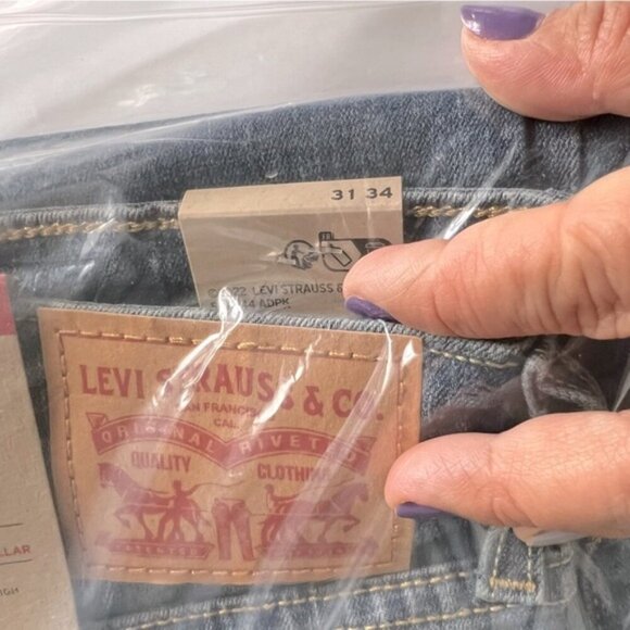 Levi's - Women's 725 High Rise Bootcut Jeans - Dark Indigo. Size: 31 x 34 (1842) - Picture 5 of 16